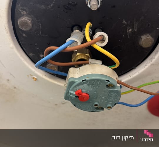 חלקים פנימיים של דוד שמש עם חיבורים חשמליים